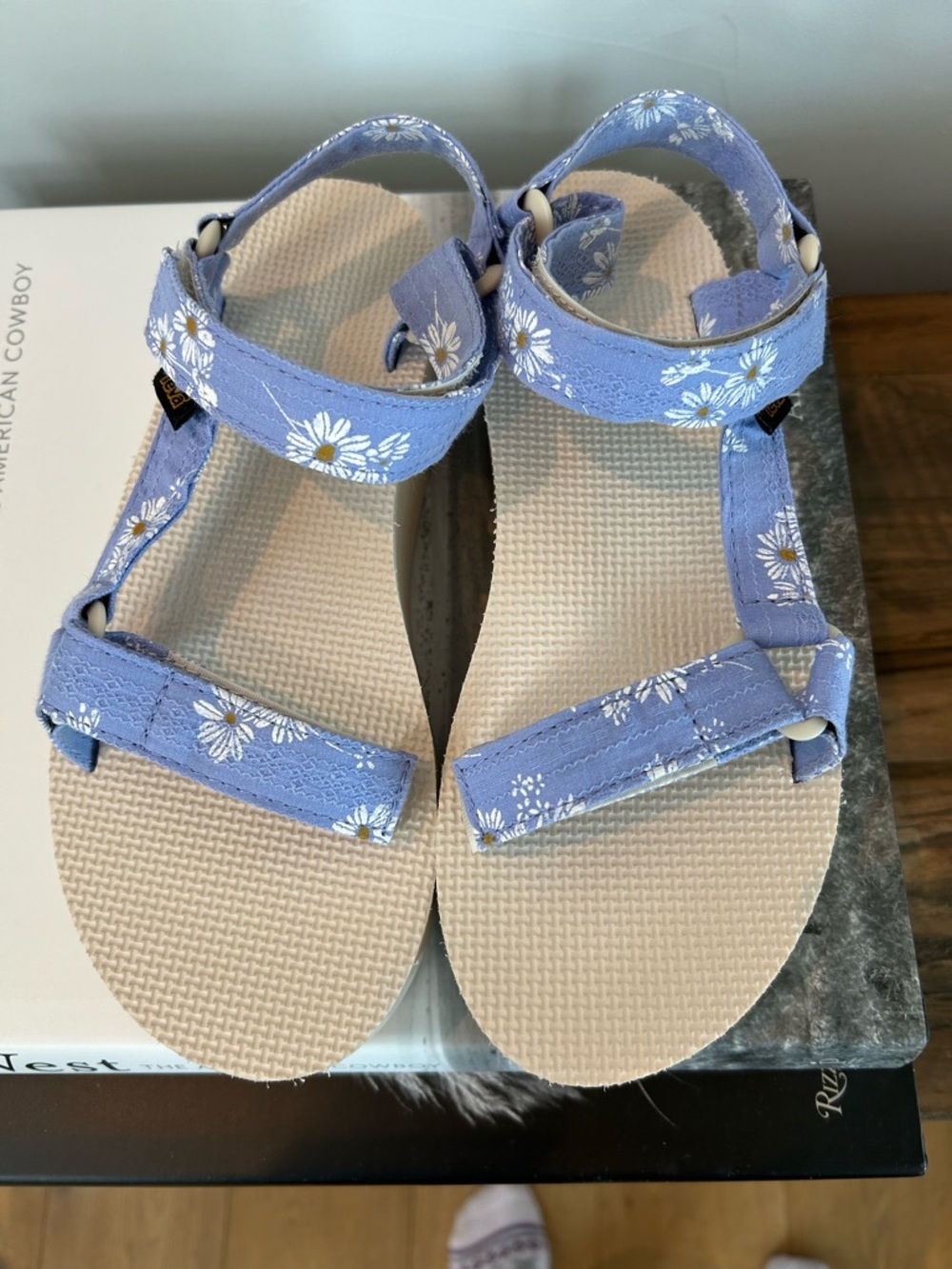 Teva Flatform Gloriosa Universal Perwinkle Daisies Platform Sandals EUC - Picture 1 of 12